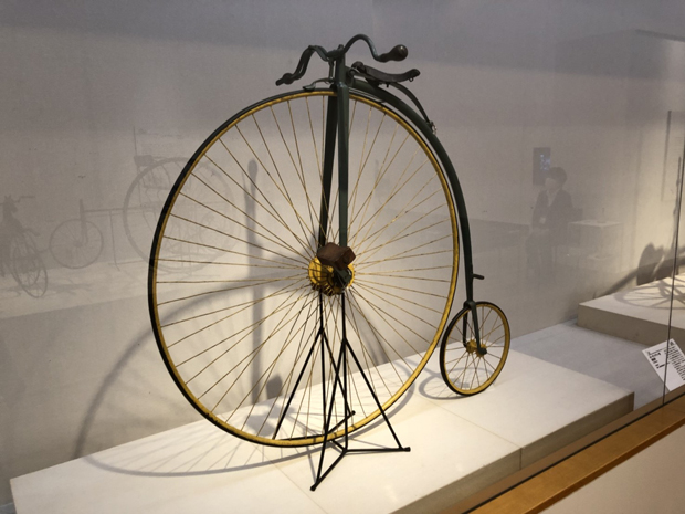 オーディナリー型自転車：パリで始まった自転車のレースのために工夫が施された。速さを求め前輪を大きくし、ペダル1回転で進む距離を長くした。