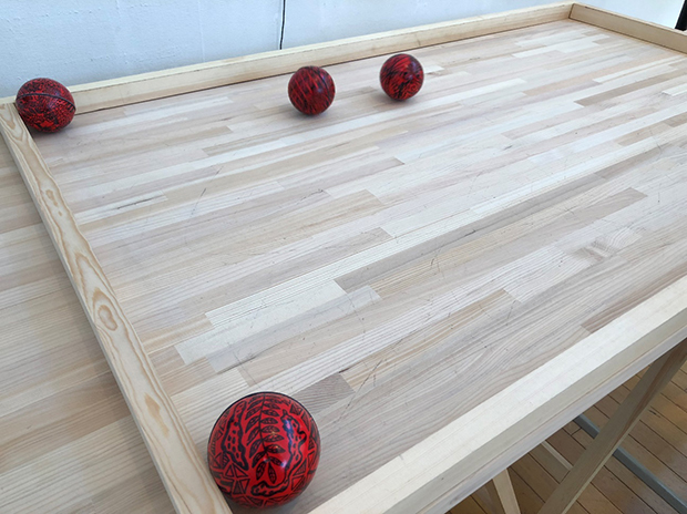 Kim Jinwoong　いくつかのボール：自走するボールを卓上に放つと、センサーがそれを検知してボールそれぞれの動きに合わせて流れる音楽のリズムが変わる。