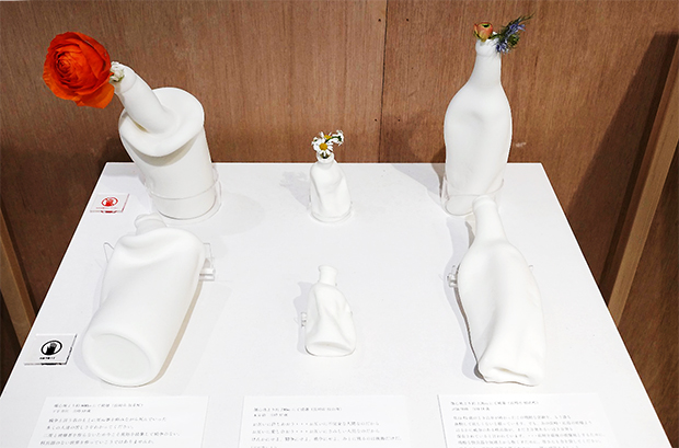 Vase to Pray Project「祈る花瓶-8.9Nagasaki-」：長崎に落とされた原子爆弾によって2000～4000度の熱風で変形した瓶をスキャニングし3Dプリントした花瓶。