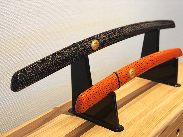 aikuchi：世界的プロダクトデザイナーのマーク・ニューソンを迎え、日本刀の新たな価値を切り開く伝統と革新に挑んだ作品。