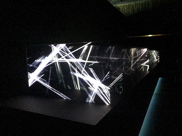 RENDER：透明有機ELディスプレイ20枚をレイヤー状に並べ、透過した光と映像、知覚の相互作用によって、自然界の現象を身体的／空間的に提示する作品。