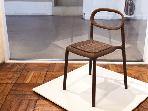 新素材で制作された椅子：本店では3Dプリンターで制作されたが、大量生産される場合には射出成形の利用を想定してデザインされている。