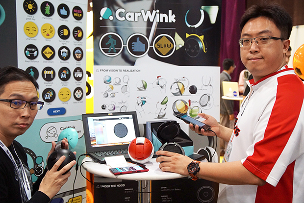 「CarWink」を展示しているINNOVARTのメンバー。INDIEGOGOとKickstarterでプロジェクトを公開し、それぞれ資金調達に成功している。