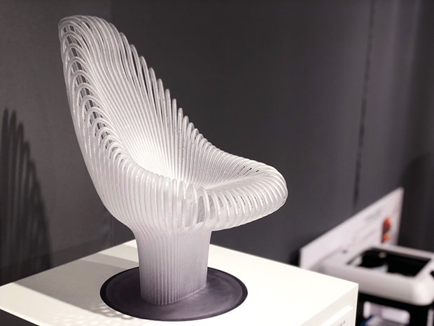 バキュームエクスペリエンス：中空のパイプの集合体で作られた椅子形状は、パイプ内に水が流れるようになっており温度や色の変化を可能にする。