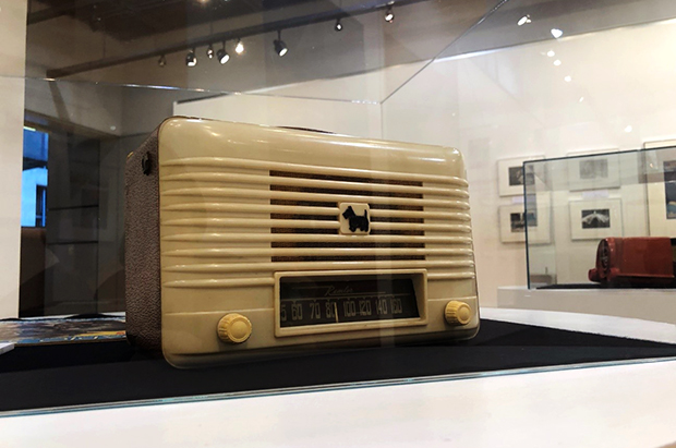 テリアモチーフポータブルラジオ（1941年）