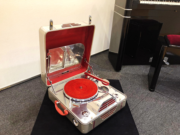 ポータブル蓄音機「RCAビクタースペシャル（1930年代中期）」：軽量化のために全体がアルミでできている。宇宙にでも持っていきそうな蓄音機だ。