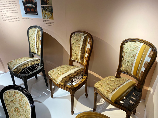 半スケルトン状の椅子は、日本で椅子作りが盛んになった明治時代から現代までのクッション構造の変化を、宮本氏が自身の会社の職人へ教えるために作ったもの。