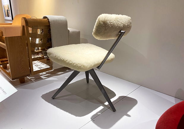 新国立競技場の最初のデザインを手がけて日本でも注目された巨匠建築家ザハ・ハディド氏がデザインした椅子。
