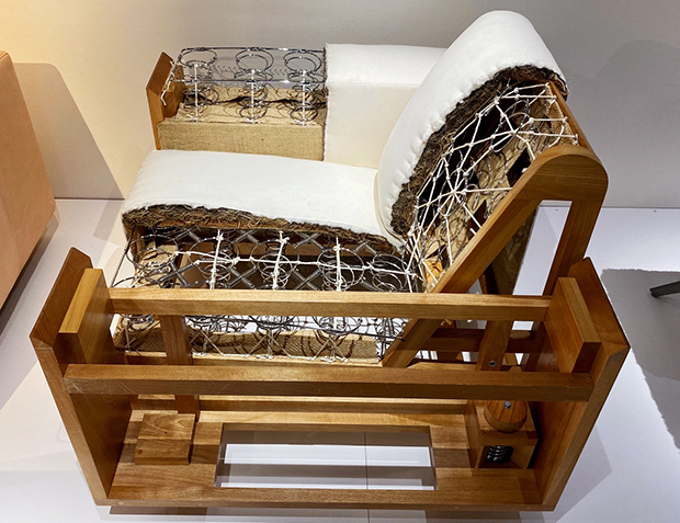佐藤卓氏デザインのソファ「SPRING」。自然素材と伝統技術を用いた一生ものがコンセプト。開発を担当した宮本氏が作った最初の試作