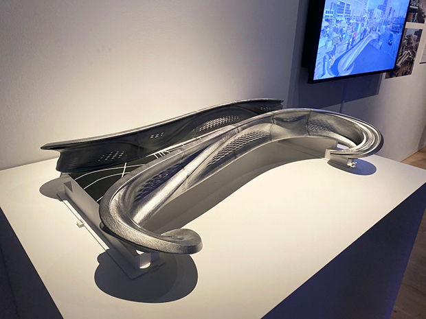 MX3D＆ヨリス・ラーマン・ラボ「MX3Dの橋」：3Dプリントによるステンレス製の橋。アームロボットを用い金属を積層しながら作る。未来の施工スタイルを感じさせる作品だ。