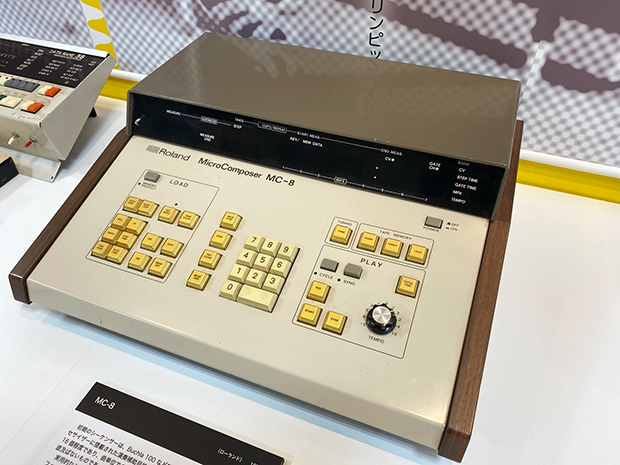 Roland「MC-8」:シーケンサーとして実用的だと認められたモデル。マイコン制御によるシーケンサーも当時としては特徴的だった。