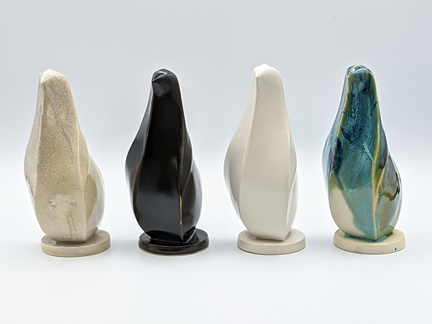 型作りに3Dプリンターを用いた陶器やブロンズの新作も展示される。