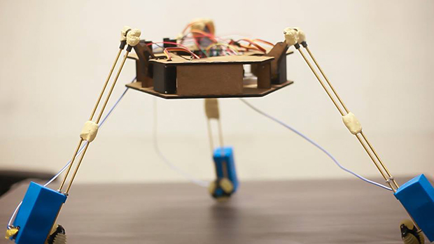 Taro Otaniさんによる「デルタウォーキングロボット」