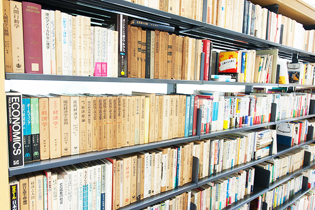 さまざまなジャンルの書籍が並ぶライブラリー「思考文庫」も。