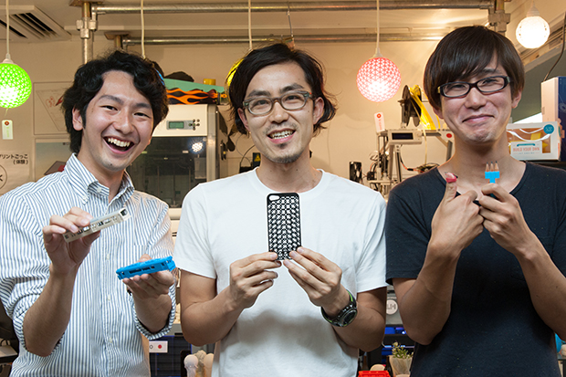 中央が店長の中村翼さん（@tokyomaker）。左はインターン生の斉藤さん（@CADtetsu）。右も同じくインターン生の渡邉さん（@hw_onakaitai）。