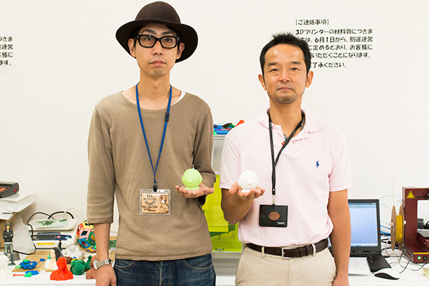 運営スタッフの豊住さん（左）と中内さん（右）。手に持っているのは3Dプリンタで出力した大分のゆるキャラ「めじろん」