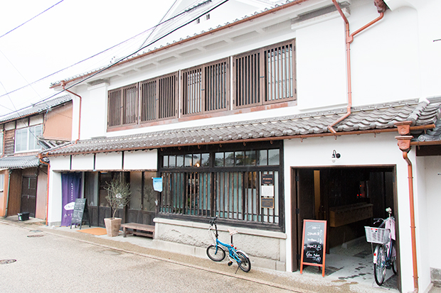 こねくり家は、佐賀県遺産にも指定されている「旧久富家住宅」を改装した建物の中にある。