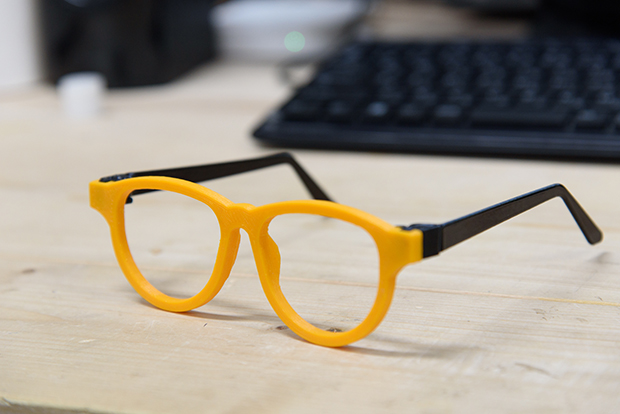 永田さんが3Dプリンタでプリントしたメガネ。