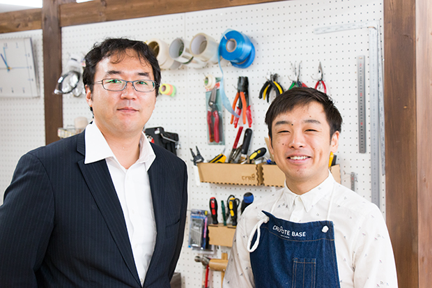 お話を伺ったトキワランバテック代表取締役社長の吉住竜志さん（左）と、スタッフの平野佑典さん（右）。平野さんはオープン初日からの会員で、2016年から社員スタッフとして採用された