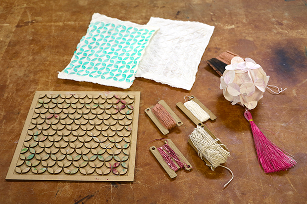 和紙を用いて作られたランプシェードや紙糸。