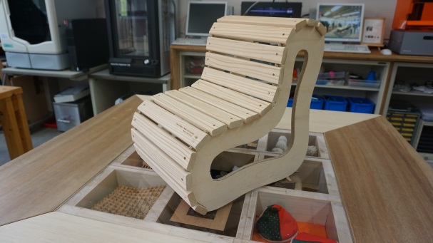 技科大と連携したワークショップで製作された椅子。愛知県北設楽郡豊根村産の杉材が利用されている。
