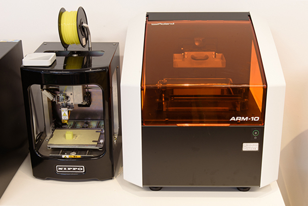 3Dプリンター： NIPPO「遊作くん」（左）、ROLAND「monoFab ARM-10」（右）