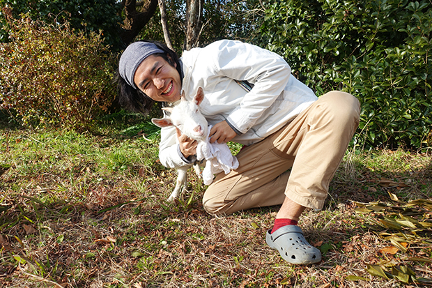 インターンで長期滞在中の江坂大樹さんと、ラボで飼われているヤギの「アンテナ」。