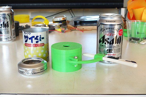 冶具を使って加工したアルミ缶は、小型ストーブや鋳造用の素材として生まれ変わる。