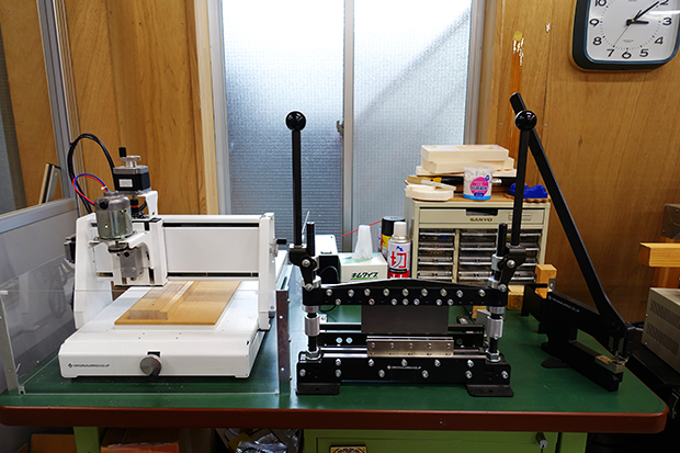 左からCNCフライスORIGINALMIND「mini-CNC HAKU」「TRA150」、板金加工機（曲げ加工ORIGINALMIND「Bender Black 30」、板金加工機（卓上手動パンチプレス）ORIGINALMIND「GOIGOI」