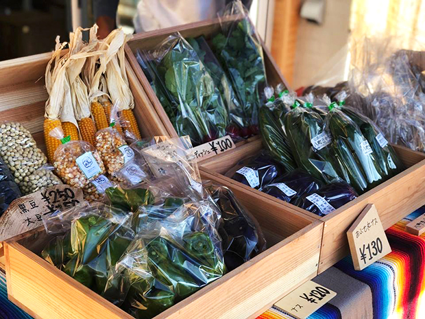 「FARMER’S DAY」には岡谷で無農薬農業に取り組むWORMFARMの野菜がhana_reの店先で販売される。（写真提供：fabスペースhana_re）