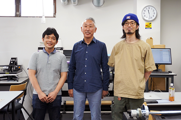 （左から）まちづくり立川の藤木淳さんと岩下光明さん（代表）、機材担当のじろうさん