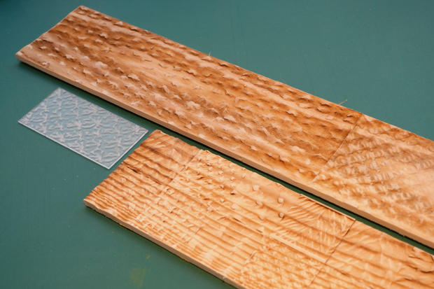 ND3Mのメンバーであり店舗スタッフでもある池本さんがレーザーカッターで再現した有松絞り（布を紐でくくって染めることで特徴的なしわが生じる名古屋の伝統的な染物）のテクスチャ。3Dスキャンしたデータから製作されている。