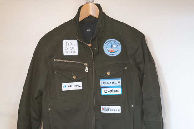黒田さんのジャケットには親交のある企業のロゴや名前がずらり。