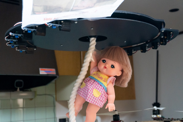 黒川さんは、NHKの番組「魔改造の夜」に技術者として関わっている。赤ちゃん人形が綱を登り切るタイミングを測る計測器には、マイコンカー競技用の装置開発で得たノウハウが詰め込まれているという。
