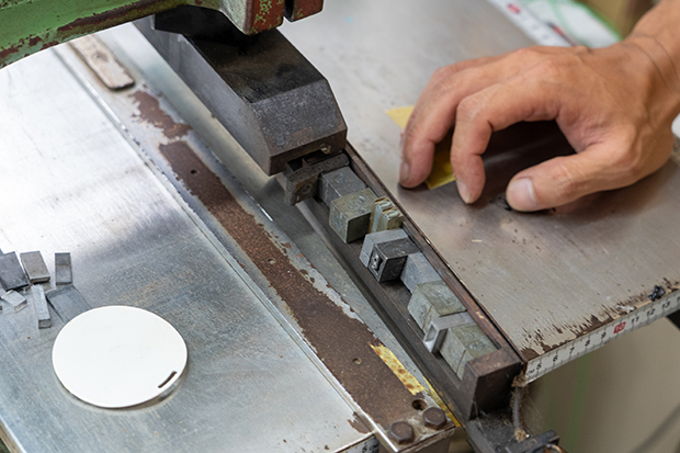 製本工場ということもあり、本格的な活版印刷機も利用できる。