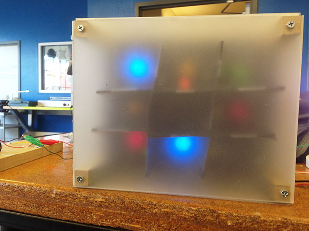 LED×アンプversion 2。4面がアクリルになり、側面も光る。