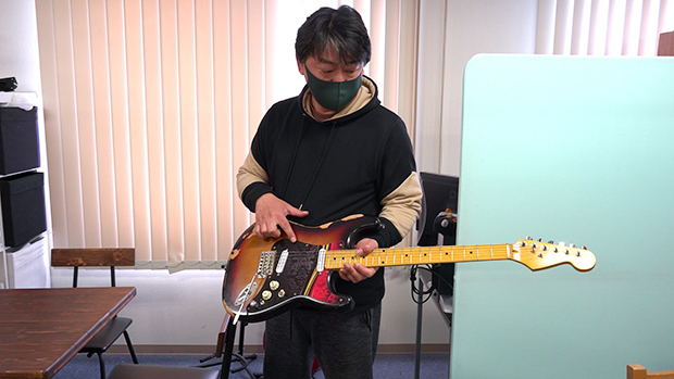 代表の本庄克宏さん。ファブ系の機器を駆使してギターをカスタマイズしている。