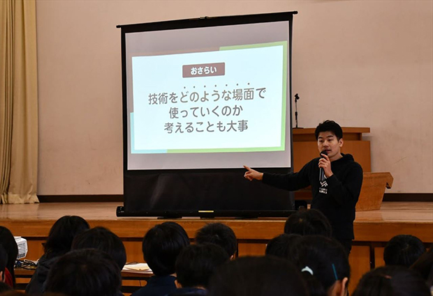 福岡市内の学校で講演するメンバー（写真提供：FUKUOKA NIWAKA）