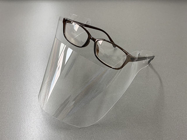 スマートシールドはメガネのフレームに通すだけで装着可能