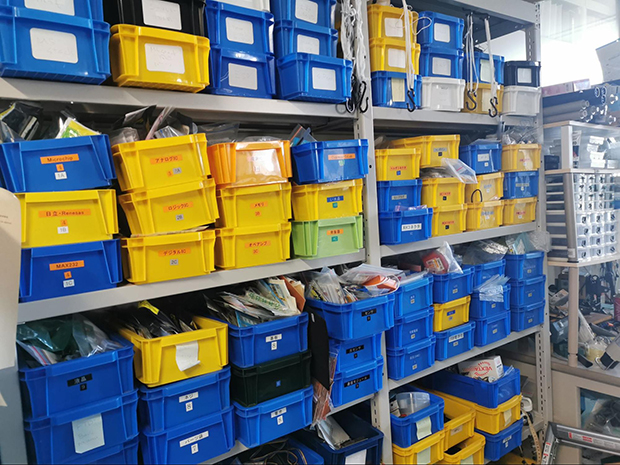 電子部品など一般的なパーツはダイソーで売っている箱に種類ごとに整理している。（写真提供：akita11 ）