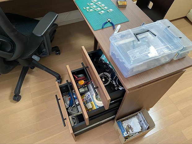 はんだごてなどの工具などは常に出しておくわけではなく、机の引き出しや棚にしまっておいて、必要な時に出すことが多い。（ 写真提供：yukima77）