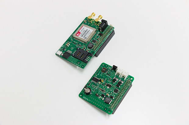 メカトラックスが開発したRaspberry Pi向け業務用周辺機器。3G通信モジュール「3GPI」（左）と電源管理モジュール「slee-Pi」。安定稼働のための電源の工夫や死活監視、自動リセットなどの機能を盛り込んでいる。