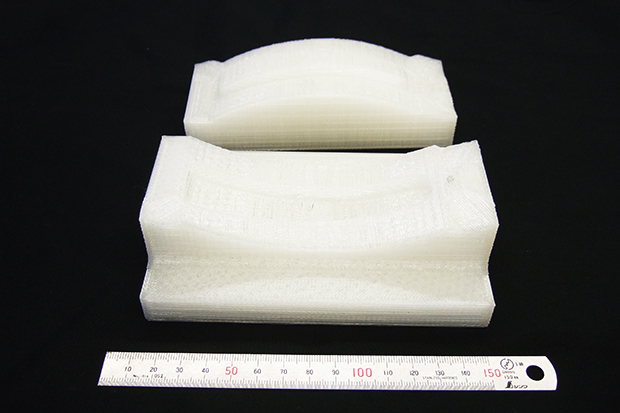 3Dプリンタを活用した型のサンプル。1個～数個程度の製品であれば、3Dプリンタを活用すると価格が大幅に抑えられるという。