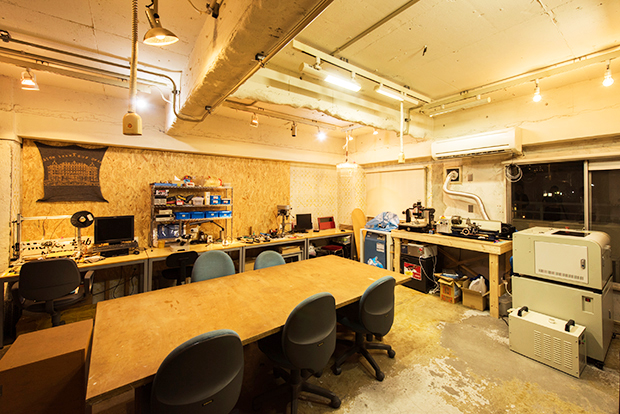 名古屋のMaker Lab Nagoyaは有志による出資で立ち上げたメイカースペース。工作機械の大半は有志の寄付や貸し出しで集められたもので、運用もコアメンバーが利用する日を中心にオープンするスタイル。撮影：加藤甫