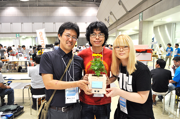 Maker Faire Tokyo 2015へ出展を果たした。 左から筆者、会社員の岩淵勇樹氏、フリーのプログラマーの森山有理名氏。