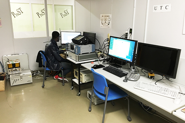 ラボラトリー内にある衛星管制室で、現在運用中の鳳龍2号の軌道をモニタリングする様子。シフト制で運用しており、この日はガーナからの留学生が作業にあたっていた。