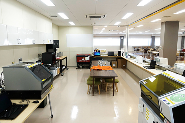 トヨタプロダクションエンジニアリングの社内ファブ施設。社員が昼食を取る休憩スペース内の、元キッチンだった場所には3DプリンターやCNC、レーザーカッターやUVプリンターが並んでいる。