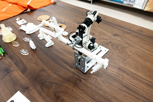 工場に設置するロボットアームに接続する治具を3Dプリンターで試作したもの。3Dプリントを内製化したことでリードタイムが短縮できただけでなく、模型を使った説明がしやすくなったことでチーム内のコミュニケーション量と質が改善されたという。