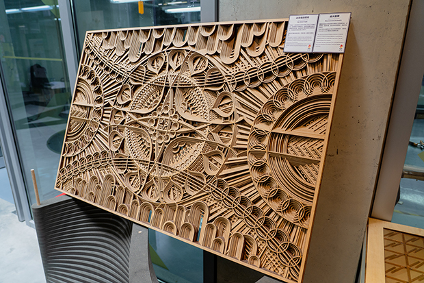 メイカースペースのユーザーであるStereo Woodが制作したアート作品「Da vinci code」。レーザーカッターで彫刻した11枚の板を重ね合わせている