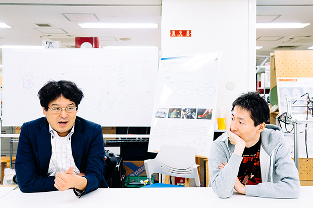 相部氏と共にFABRICATORの開発に携わる慶應義塾大学の田中浩也教授（左）は、FABRICATORの可能性を最大限に引き出すためにはオープンソースによる開発者の参画と、事例の共有が重要だと指摘する。